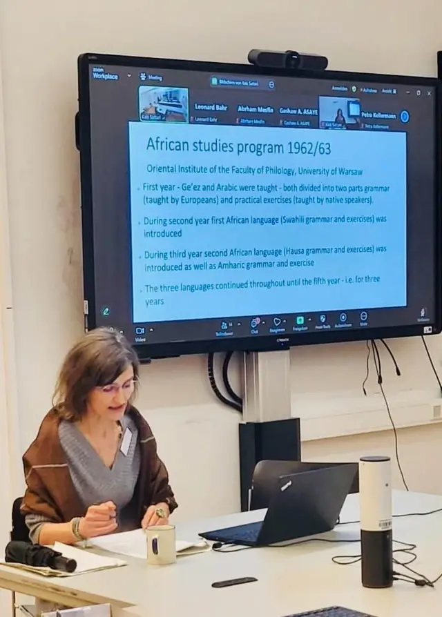 ዶ/ር ኤቫ የጥናት ወረቀት በማቅረብ ላይ