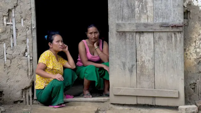 ज्यांच्याकडे काही पैसे जमेला होते, नोकरी होती त्यांनी भाड्यानं घरं घेतली.