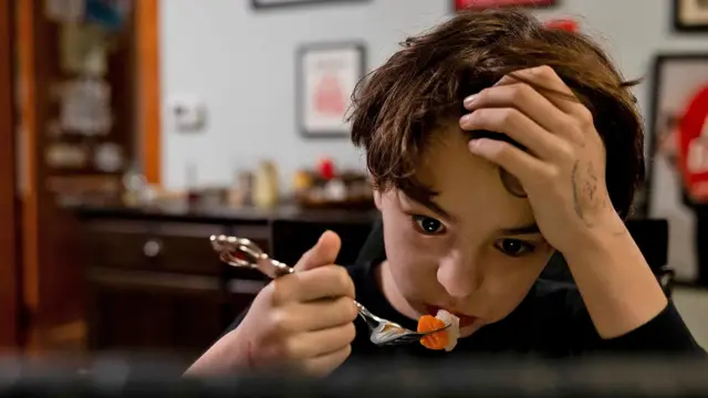 بچے ٹی وی دیکھتے ہوئے زیادہ الٹرا پروسیس شدہ کھانے کھا سکتے ہیں