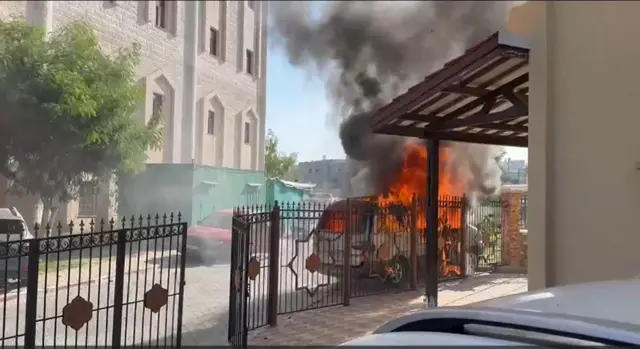 Tangkapan layar dari video yang menunjukkan mobil operasional MER-C terbakar akibat terkena rudal