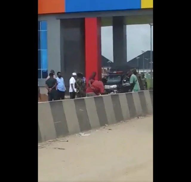 Ọtụtụ ndị mmadụ na soshal midia na-akatọ ihe onyonyo a mana gọọmentị Ebonyi ekwuola uche banyere ihe ha sị mere.