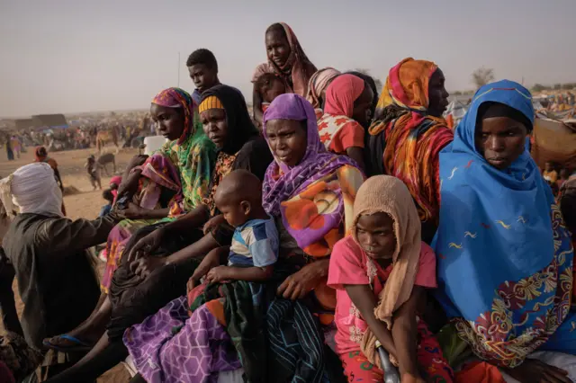 يجلس لاجئون وصلوا حديثًا من دارفور في السودان على متن مركبة قبل نقلهم إلى مخيم جديد في 23 أبريل/نيسان 2024 في أدري، تشاد. منذ بداية النزاع الأخير بين قوات الدعم السريع شبه العسكرية والقوات المسلحة السودانية، والذي بدأ في مارس/آذار 2023