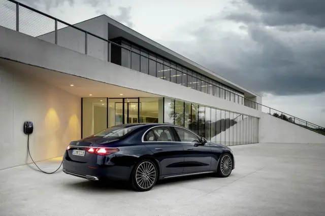 چراغ‌های عقب بنز کلاس E با الهام از آرم کارخانه طراحی شده است