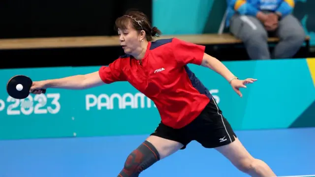 Tania Zeng joue au tennis de table
