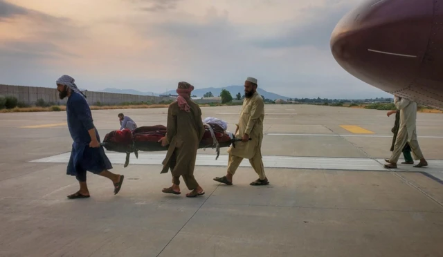 Sejumlah orang mengevakuasi korban gempa yang dibawa dalam tandu ke sebuah ambulans di Jalalabad, Afghanistan, 1 September 2025. 