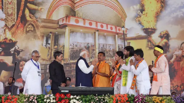 सुवेंदू अधिकारी यांच्यासह आणखी पाच नेत्यांनी कॅबिनेट मंत्रीपदाची शपथ घेतली. 