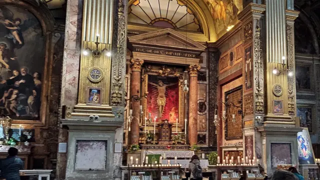Crucifixo no Altar da Igreja São Marcelo na Via del Corso, centro de Roma
