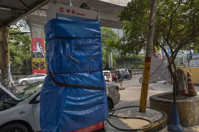 মাঝে মধ্যে কিছু পেট্রল পাম্প বন্ধ রাখতে দেখা যাচ্ছে