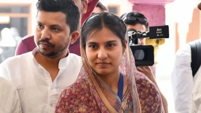 वह एक लड़के की हत्या के मामले में मृतक के परिवार के साथ डीआईजी दफ़्तर में जांच की गुहार लगाने पहुंची थीं