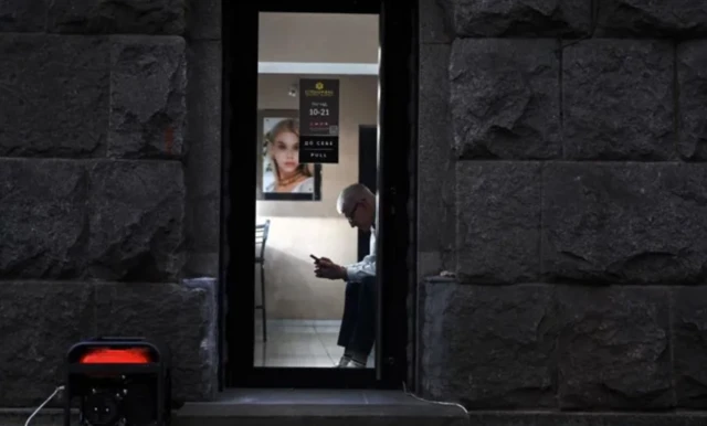 யுக்ரேனில் டார்ச் லைட் வெளிச்சத்தில் அறுவை சிகிச்சை செய்யும் மருத்துவர்கள் - என்ன காரணம்?