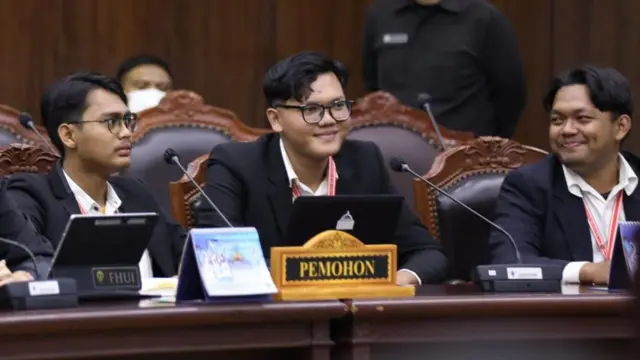 Tiga dari lima pemohon uji materi UU APBN 2026 sedang mengikuti sidang di Mahkamah Konstitusi. Ketiganya adalah Dzakwan Fadhil Putra Kusuma (tengah), A.Fahrur Rozi (kiri), Muhammad Jundi Fathi Rizky (kanan).