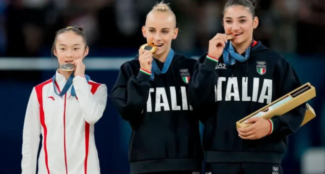 በአድናቆት ከተመለከተቻቸው በኋላ ሜዳሊያውን ወደ ከንፈሯ አስጠግታ እነሱን ‘ኮፒ’ ለማድረግ ሞክራለች።