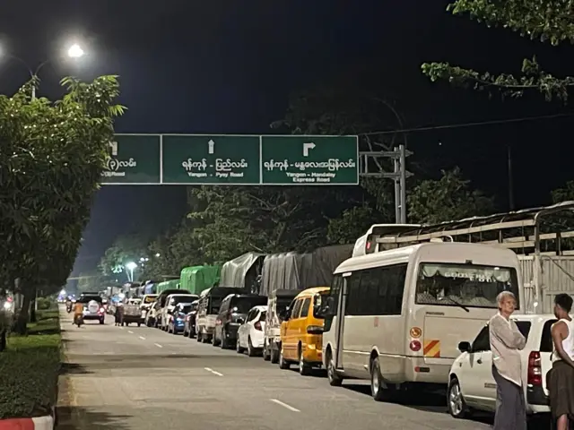 စက်သုံးဆီဆိုင်နဲ့ နီးနေပြီလား၊ ဘယ်လောက်ကွာသေးလဲ