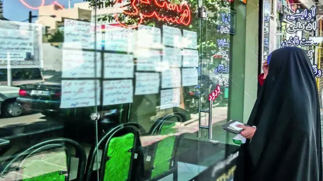 بر اساس گزارش بانک بنابر اعلام  بانک مرکزی ایران، قیمت هر متر مربع خانه در تهران از اردیبهشت تا خرداد امسال حدود ۳ میلیون تومان گرانتر شده استمرکزی ایران، در خرداد ماه امسالطی یک ماه (از اردیبهشت تا خرداد) حدود ۳ میلیون تومان افزایش قیمت را تجربه کرده است.