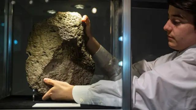 জাদুঘরে চাঁদ থেকে আনা পাথর