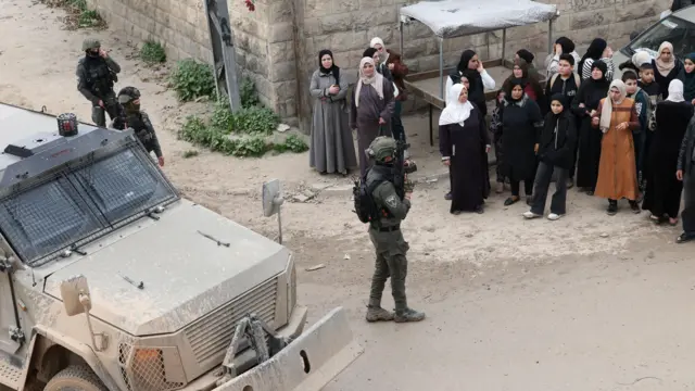 جنود إسرائيليون يمنعون فلسطينيين من العودة إلى منازلهم في مخيم جنين خلال عملية عسكرية