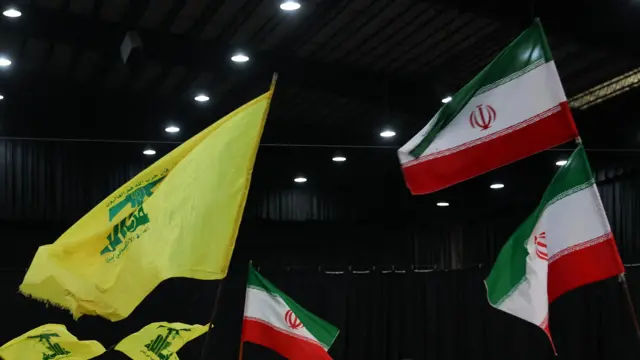 صورة تجمع أعلام إيران ورايات حزب الله مرفوعة خلال تجمع لأنصار حزب الله أثناء انتظارهم خطاباً متلفزاً لنصر الله في مايو / أيار الماضي