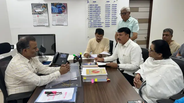 ગુજરાત સ્થાનિક સ્વરાજ્યની ચૂંટણી, ભાજપના ઉમેદવારો બિનહરીફ કેમ ચૂંટણી જીતી રહ્યા છે, મિનિ વિધાનસભા ચૂંટણી, ઉમેદવાર બિનહરીફ જાહેર થાય તો શું થાય, મ્યુનિસિપલ કૉર્પોરેશન, જિલ્લા પંચાયત, તાલુકા પંચાયતની ચૂંટણી.