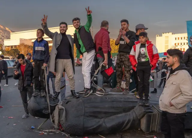 مردم سرنگونی بشار اسد را در میدان اموی دمشق جشن گرفتند