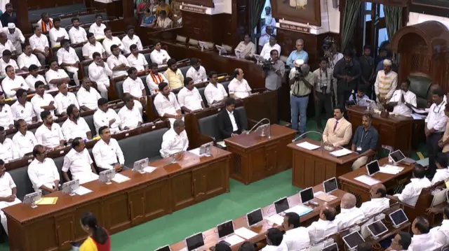 தமிழ்நாடு சட்டப்பேரவையில் முதலமைச்சருக்கு அடுத்த இடம் அமைச்சர் ஆனந்துக்கு வழங்கப்பட்டுள்ளது. நேர் எதிராக திமுக சட்டமன்றக் குழுத்தலைவர் உதயநிதி ஸ்டாலினுக்கு இடம் ஒதுக்கப்பட்டுள்ளது. 