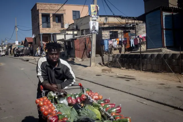 Sudafricano vendiendo verduras