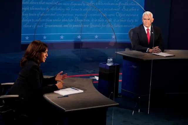 Kamala Harris durante el debate con el entonces vicepresidente de Estados Unidos, Mike Pence, en 2020. 