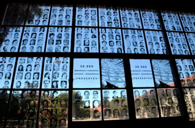 Ventana con las fotos de los desaparecidos en Argentina