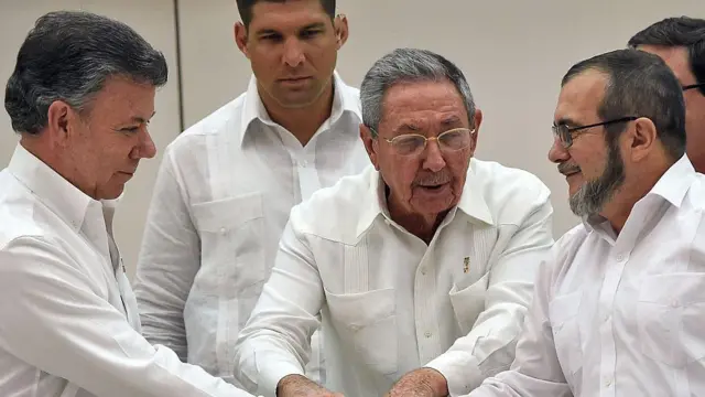 De izquierda a derecha, en primer plano, el expresidente de Colombia, Juan Manuel Santos; el expresidente de Cuba, Raúl Castro, y Rodrigo Londoño, exlíder de las Farc.