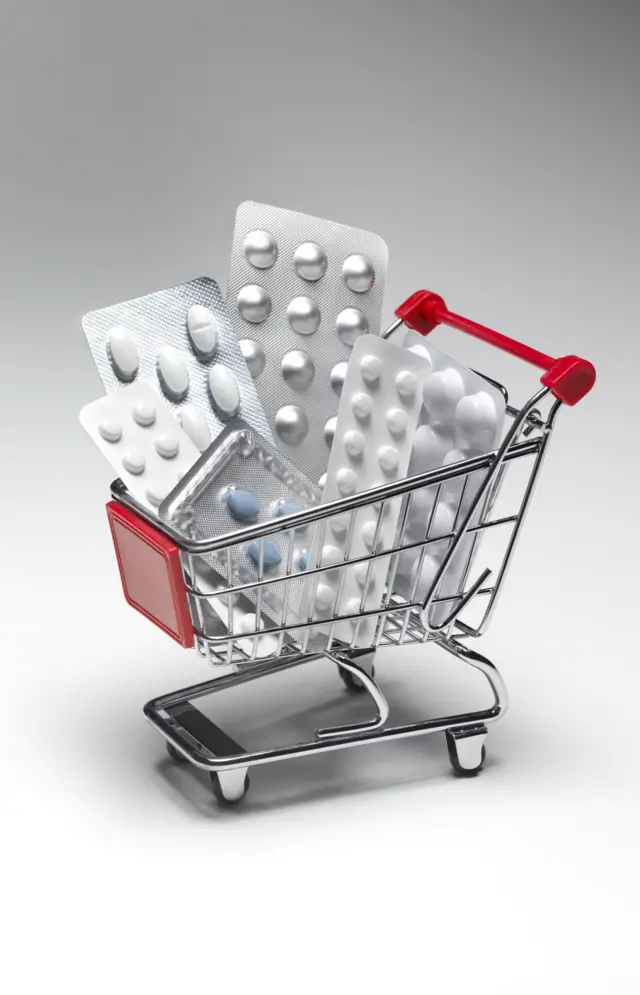 በሱፐር ማርኬት ጋሪ ላይ የተጫኑ መድሃኒቶች