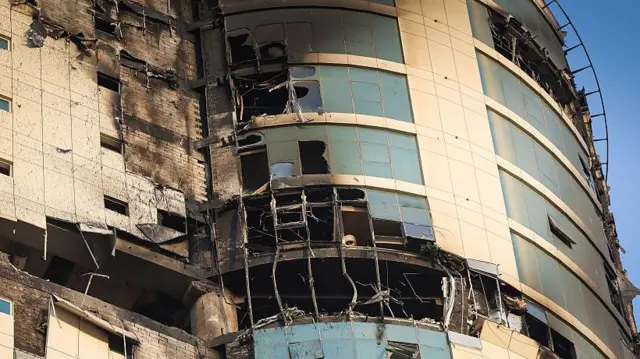 صورة تُظهر الدمار بأحد المباني في العاصمة البحرينية المنامة جراء هجوم صاروخي قالت البحرين إنه إيراني.