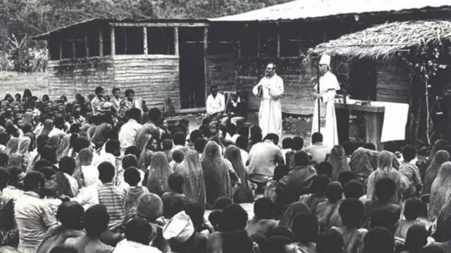 Pater Sjel Coenen dan Pater Herman Munninghoff dipotret di Moanemani, Dogiyai 