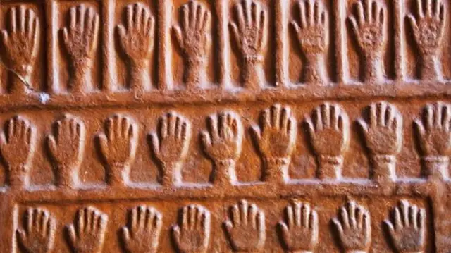 Mikono ya kuwakumbuka wanawake ambao walikuwa wamejitolea kwenye kuta za ngome huko Rajasthan