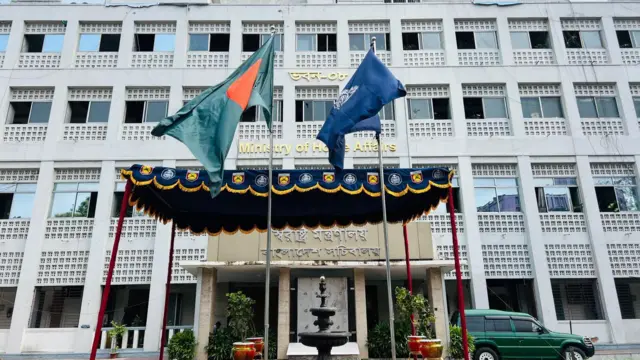 সচিবালয়ে আনুষ্ঠানিক কার্যক্রম শুরু করে অন্তর্বর্তীকালীন সরকারের নতুন উপদেষ্টারা