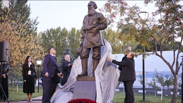 Dina Salyukova və Tula vilayətinin qubernatoru Aleksey Dyumin Lev Tolstoyun heykəlini açırlar