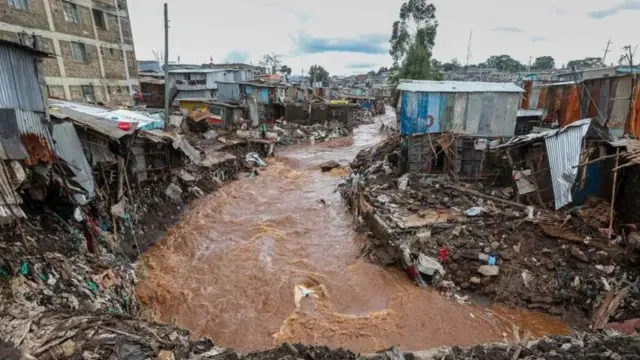 Makazi ya vitongoji duni yamejengwa kwenye ardhi ya pembezoni ambayo inakumbwa na mafuriko