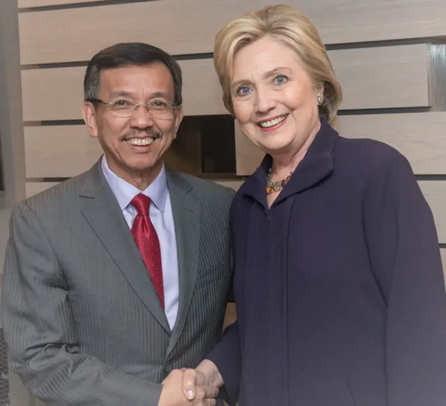 Ông David Dương chụp ảnh cùng bà Hillary Clinton