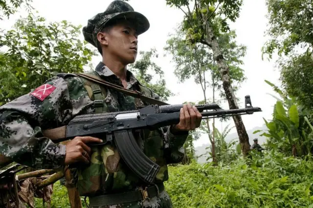 အောက်တိုဘာ ၂၁ ရက် ထိပ်တန်းသတင်းများ - ရှမ်းမြောက်နဲ့ ကချင်က စစ်ကောင်စီစခန်းနှစ်ခု ကေအိုင်အေသိမ်းပိုက်