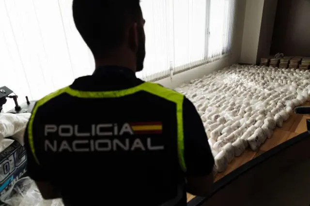 Policía frente a un cargamento de cocaína.