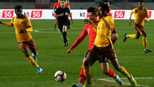 මෙරට ප්රධාන ක්රීඩා සංගම් දෙකක් වන පාපන්දු සහ රග්බි ක්රීඩාවලට ජාත්යන්තර වශයෙන් තරග තහනමක් පනවා තිබේ.