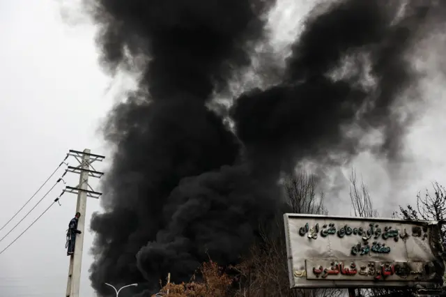 Густ црни дим изнад погођеног нафтног постројења у Шахрану, предграђу Техерана