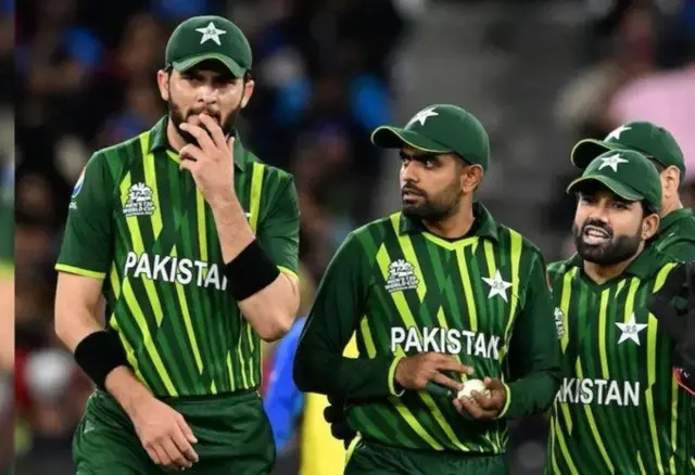 سوشل میڈیا پر پاکستان میں کپتانی کو میوزیکل چیئر کا کھیل بتایا جا رہا ہے