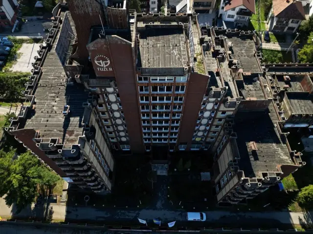 požar u tuzli, požar u domu za penzionere u tuzli, pocajci vrđe uviđaj posle požara u zgradi u tuzli