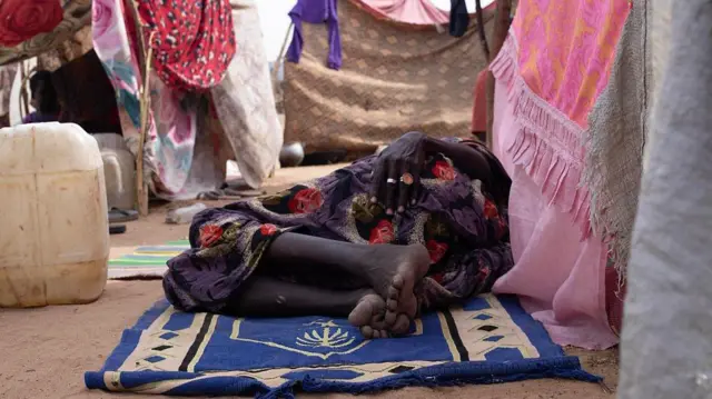 Seorang warga Sudan terlantar yang melarikan diri dari El-Fasher setelah kota itu jatuh ke tangan RSF, beristirahat di atas tikar di kamp Um Yanqur, yang terletak di tepi barat daya Tawila, di wilayah Darfur barat Sudan yang dilanda perang pada tanggal 3 November 2025.