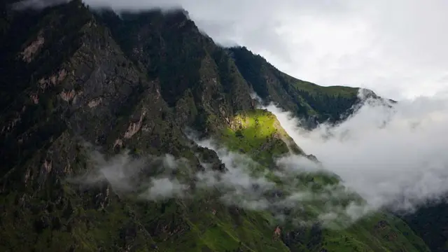 নাজুক হিমালয় অতিরিক্ত নির্মানকাজের চাপ নিতে পারছে না