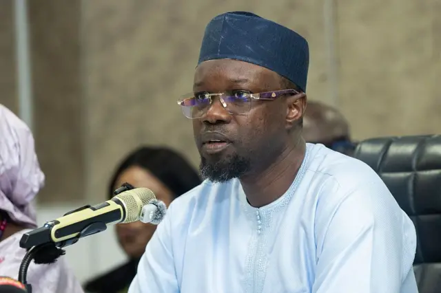 L'ancien Premier ministre sénégalais Ousmane Sonko tient une conférence de presse à Dakar le 2 juin 2026. 