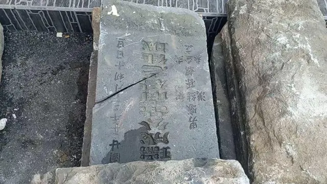 Tumpukan bongpay yang telah dibongkar oleh kelurahan Jomblang, Candisari Kota Semarang.