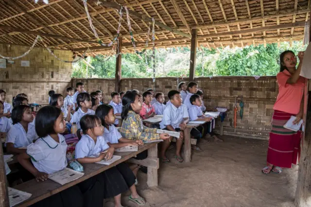 ထရံကာကျောင်းဆောင်ထဲမှာ ကျောင်းသားကလေးငယ်တွေကို ဆရာမက စာသင်ကြားပေးနေတဲ့မြင်ကွင်း 