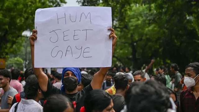 আন্দোলনকারীদের উল্লাসের ছবি