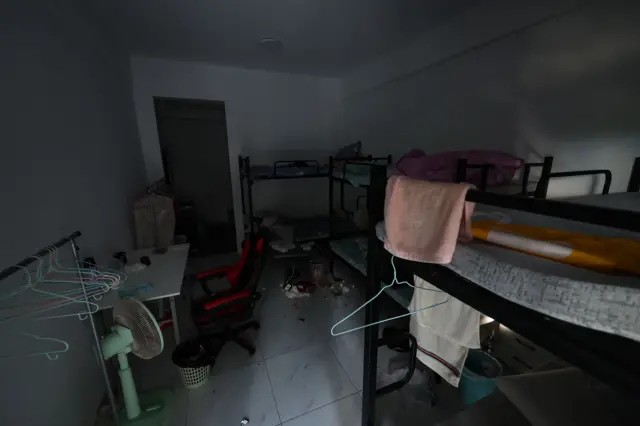캄보디아 프놈펜 인근 온라인스캠범죄단지인 태자단지 내부. 빈 옷걸이들과 침대가 놓여져 있다.