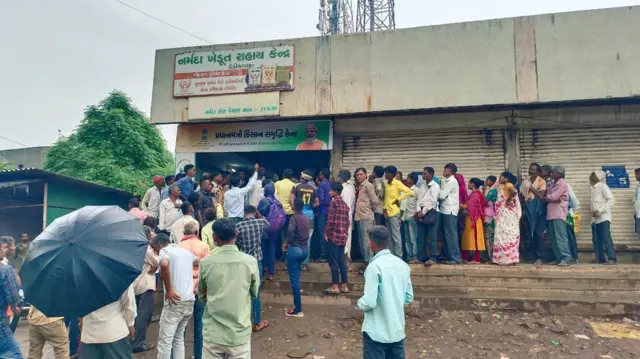 ગુજરાતમાં ખેડૂતોને યુરિયા ખાતર કેમ નથી મળતું